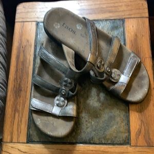 TAOS PRIZE 4 PEWTER SANDALS SIZE 8